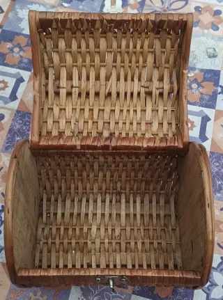 Cesto antiguo de mimbre