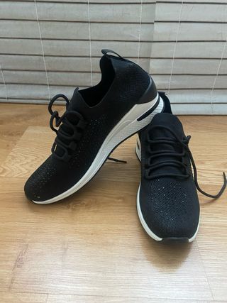 Zapatillas negras con pedrería Chika 10