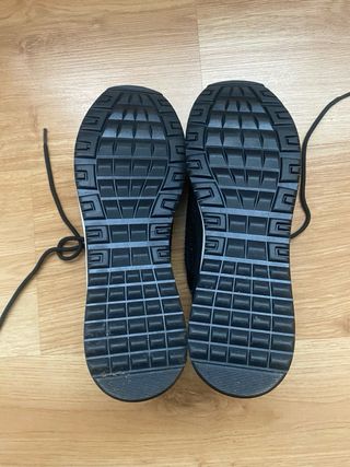 Zapatillas negras con pedrería Chika 10