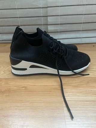 Zapatillas negras con pedrería Chika 10