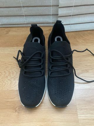 Zapatillas negras con pedrería Chika 10