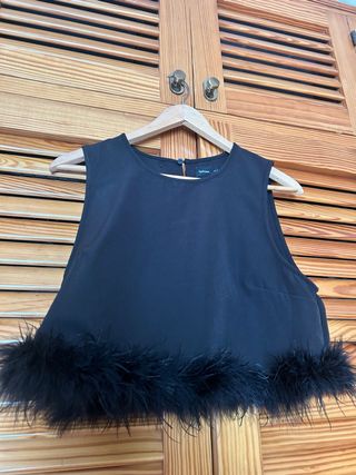 Top negro con plumas