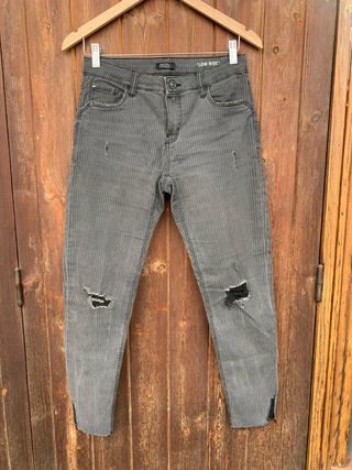 Pantalón pitillo gris