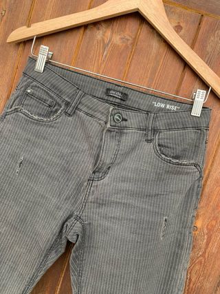 Pantalón pitillo gris