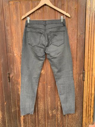 Pantalón pitillo gris