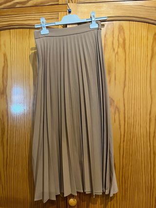 Falda larga marrón plisada