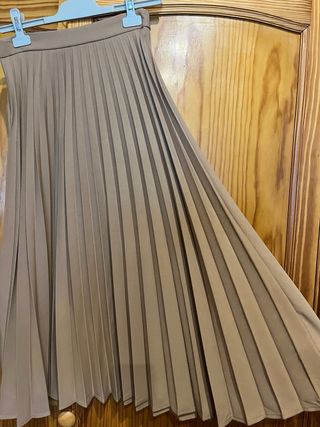 Falda larga marrón plisada