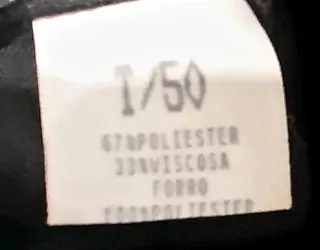 Chaqueta negra con botones dorados