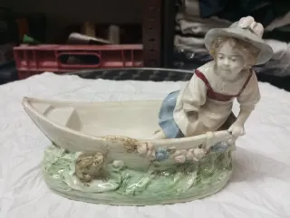 Figura porcelana antigua niña y barca