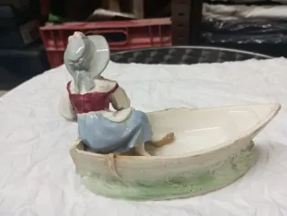Figura porcelana antigua niña y barca