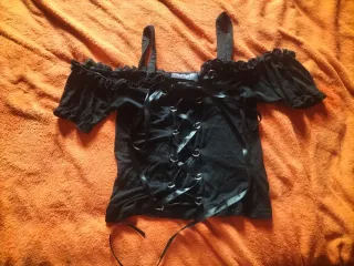 Top Hombros Descubiertos Negro Encaje