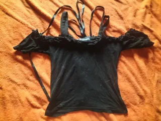 Top Hombros Descubiertos Negro Encaje