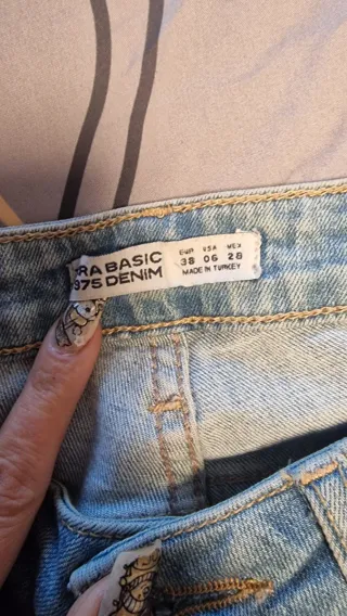Jeans vaqueros desgastados con detalles plateados