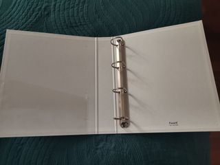 Raccoglitore ad anelli bianco