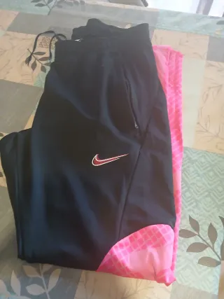 Pantalón chándal Nike negro y rosa