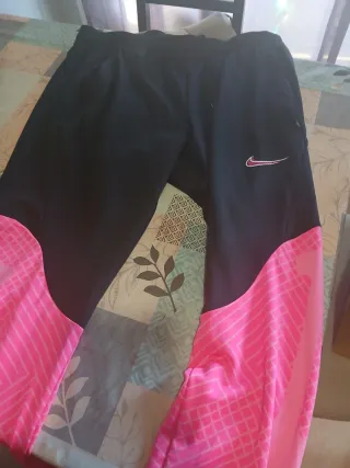 Pantalón chándal Nike negro y rosa