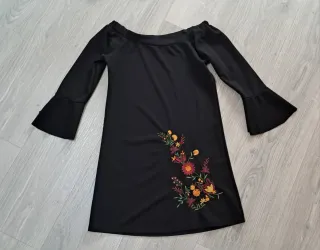 Vestido negro corto con detalle floral