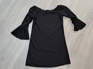 Vestido negro corto con detalle floral