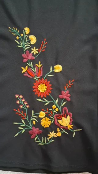 Vestido negro corto con detalle floral