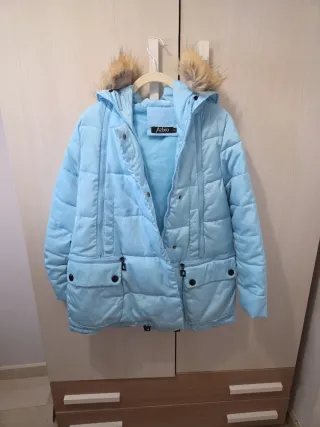 Chaqueta Azbro azul con capucha y pelo