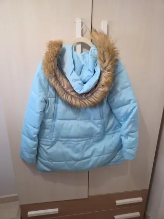 Chaqueta Azbro azul con capucha y pelo