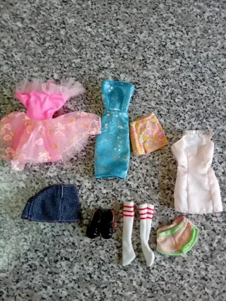 Lotto accessori bambole: vestiti