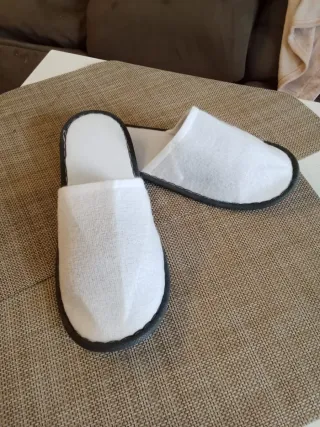 Zapatillas de casa blancas nuevas gratis regalo