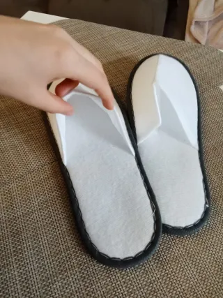 Zapatillas de casa blancas nuevas gratis regalo