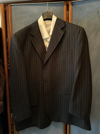 Giacca uomo a righe con camicia bianca