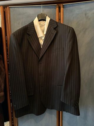 Giacca uomo a righe con camicia bianca