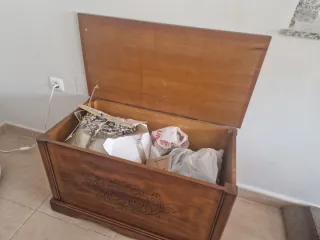 Baúl de madera decorativo