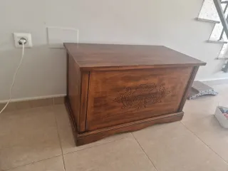 Baúl de madera decorativo