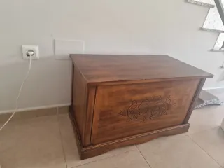 Baúl de madera decorativo