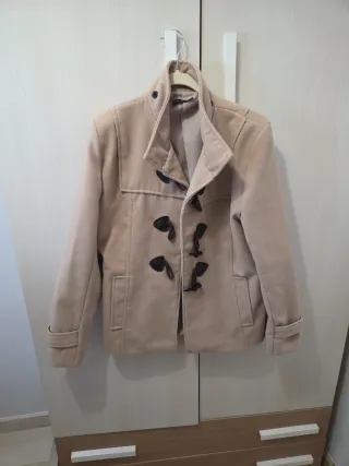 Abrigo beige con botones