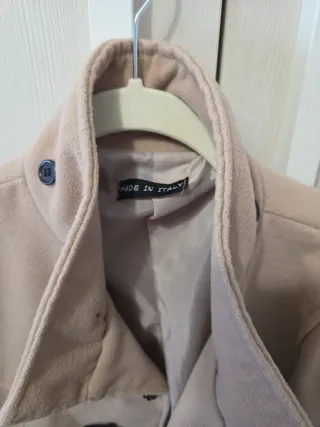 Abrigo beige con botones