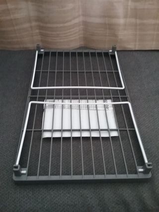 Estante plegable gris y blanco