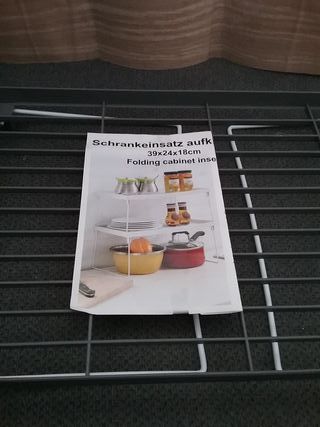 Estante plegable gris y blanco