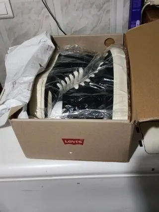 Zapatillas Levi's Negras y Beige Nuevas