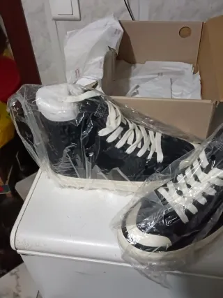 Zapatillas Levi's Negras y Beige Nuevas