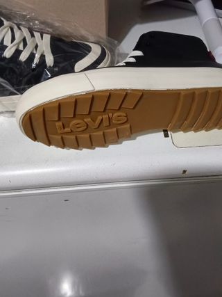 Zapatillas Levi's Negras y Beige Nuevas