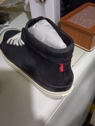 Zapatillas Levi's Negras y Beige Nuevas