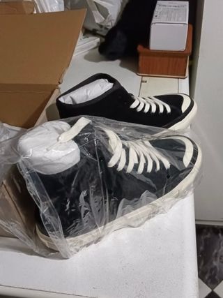 Zapatillas Levi's Negras y Beige Nuevas