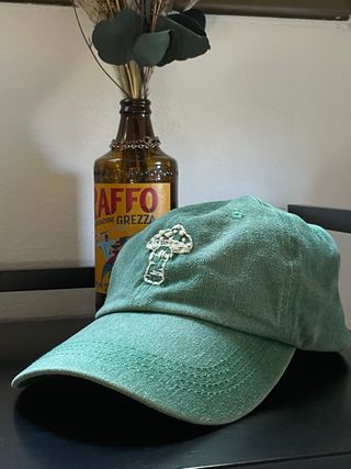 Gorra verde bordada a mano