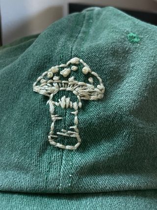 Gorra verde bordada a mano