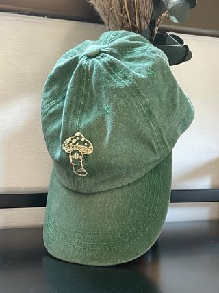 Gorra verde bordada a mano