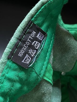 Gorra verde bordada a mano