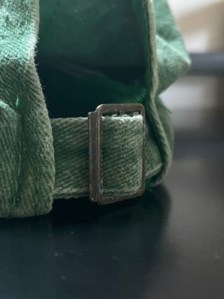 Gorra verde bordada a mano