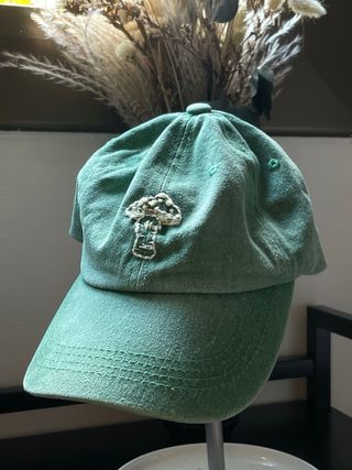 Gorra verde bordada a mano