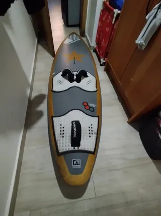 Tabla de surf amarilla, gris y blanca. Negociable