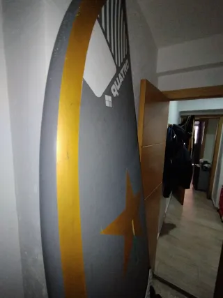 Tabla de surf amarilla, gris y blanca. Negociable